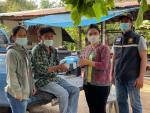 ลงพื้นที่แจกหน้ากากอนามัยและเจลแอลอฮอล์ล้างมือให้แก่ประชาชนต